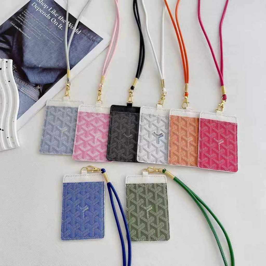 ‌Gy Lanyard Spot Goods มีเสน่ห์ ‌การ์ตูนหมีออกแบบ/คาร์บอนไฟเบอร์นูน/คลาสสิกจี้-สไตล์หนังผู้ถือบัตรที่มีเชือกสําเนียง/กระเป๋าเงินพนักงาน/บัตรธนาคารถุงเก็บ