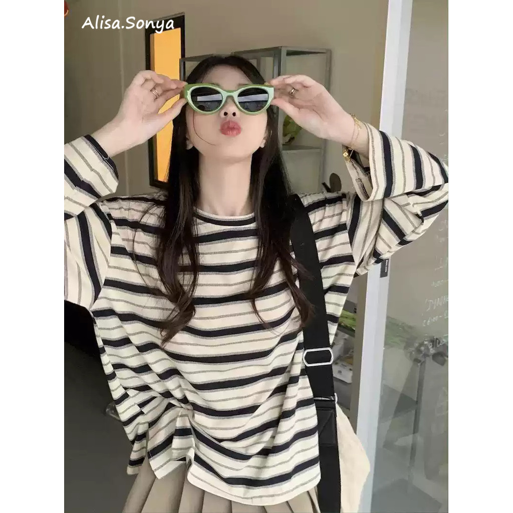 Alisa.Sonya เสื้อเชิ้ตลายทางแขนยาวผู้หญิงเสื้อหลวมพอดีลูกเรือคอเสื้อยืดพื้นฐานลําลอง