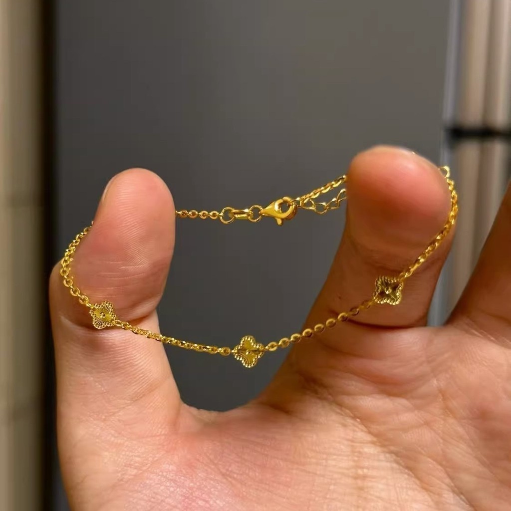 Venorix กำไลข้อมือสามดอกสีทอง เหล็กกล้าไทเทเนียมชุบ18K เรียบหรูดีไซน์เฉพาะตัว ละเอียดกะทัดรัด
