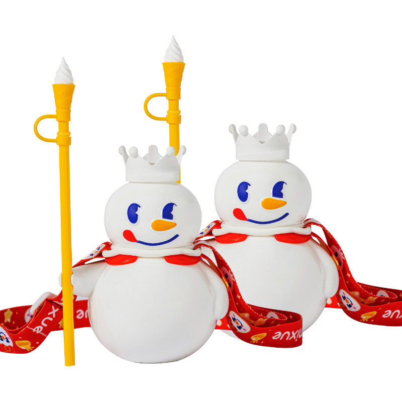 700ml น่ารัก MIXUE ขวดน้ํา Snow King ฤดูร้อนแบบพกพาขนาดใหญ่ความจุกาต้มน้ําพลาสติกดื่มฟางถ้วยกีฬากลางแจ้ง Ins