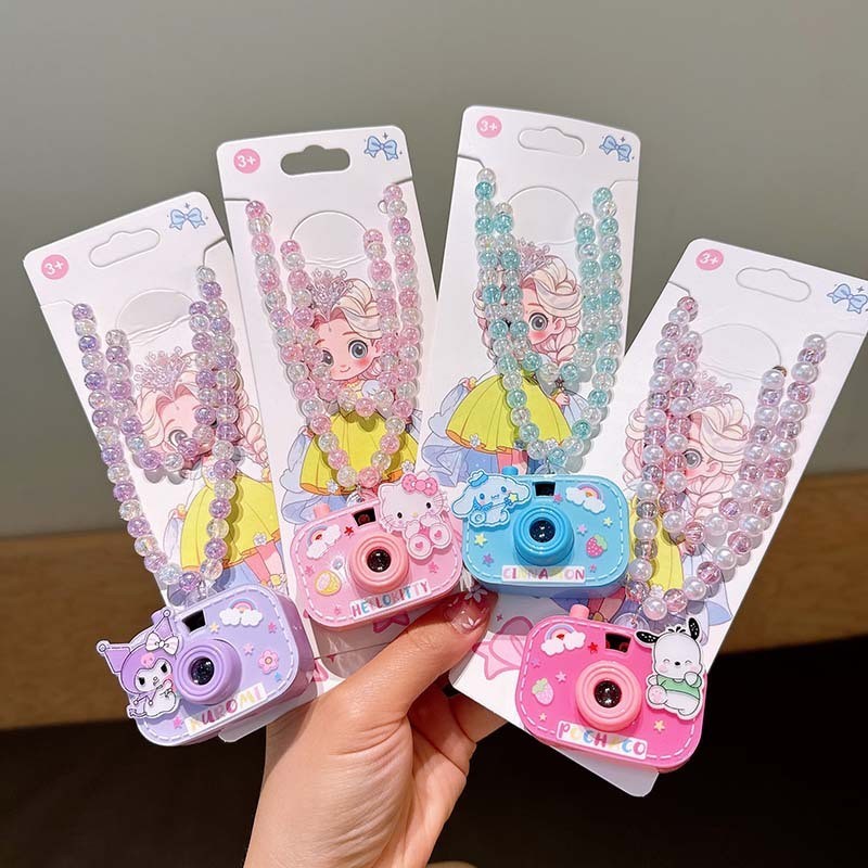 SANRIO เครื่องประดับสําหรับเด็กสีแดงสุทธิ, สร้อยคอกล้องฉายเจ้าหญิงซานริโอใหม่, ของเล่นกล้องการ์ตูนน่ารักสําหรับเด็ก