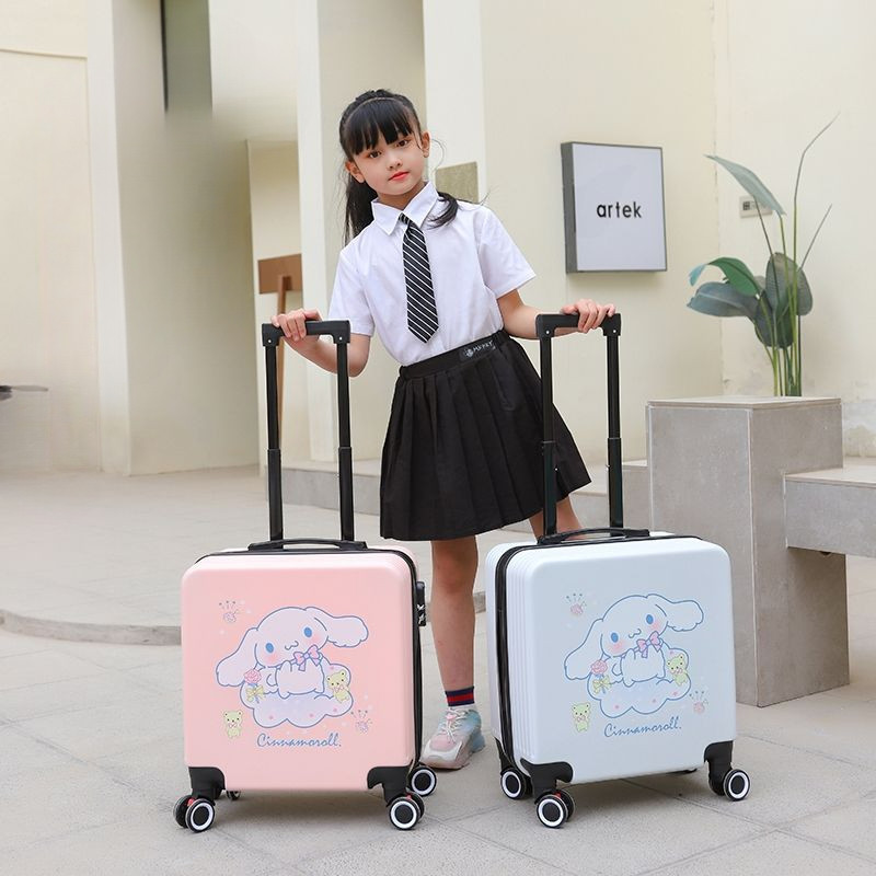 แนวโน้ม 2024 สไตล์ใหม่การ์ตูนรถเข็นกรณีหญิงสตรอเบอร์รี่หมีกระเป๋าเดินทางแบบพกพา คุโรมิ เด็กน่ารักรหัสผ่านกระเป๋าเดินทาง