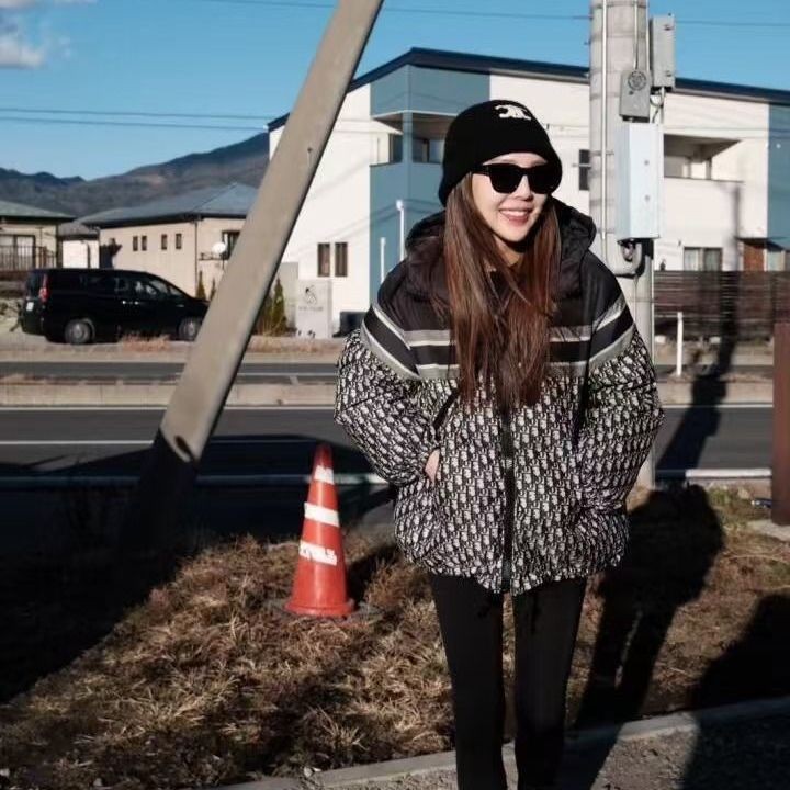 Unisex Down Jacket ฮู้ดแจ็คการ์ด ลายตัวอักษรทั่วตัว แบบมีโลโก้ (พร้อม 100% ของแท้)