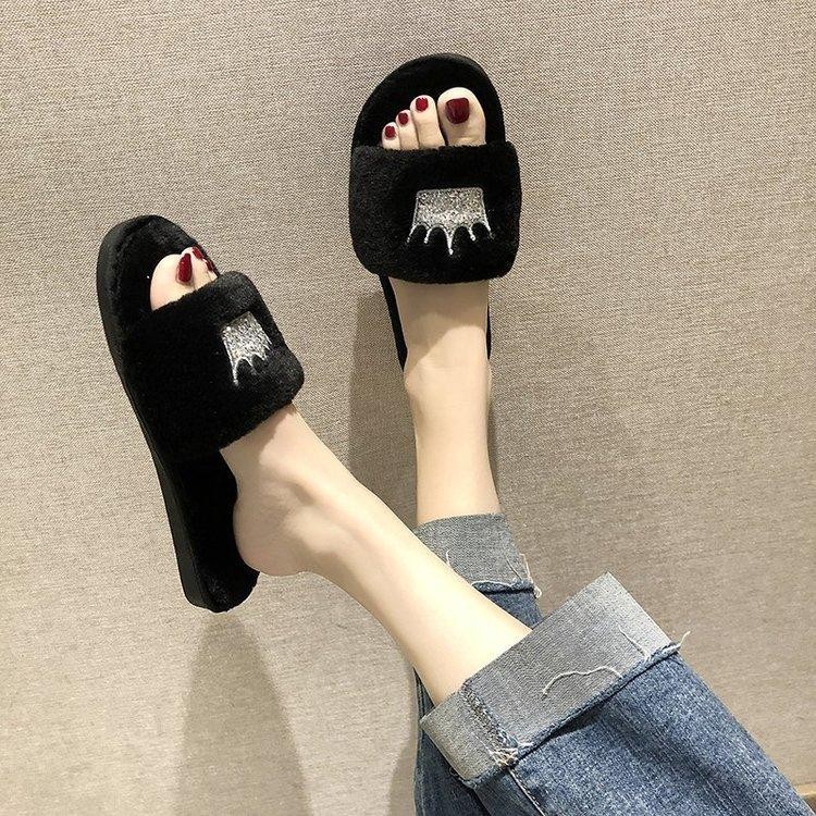 Yuki🎀SH-1-05 รองเท้าแตะผ้าขน ใส่เดินในบ้าน นิ่มใส่สบายมาก ลายมงกุฎ