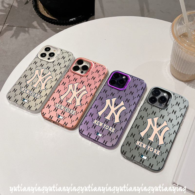 ความคิดสร ้ างสรรค ์ แบรนด ์ อินเทรนด ์ ภาษาอังกฤษ Graffiti Casing สําหรับ IPhone 11 13 14 12 15 7Plus Pro Max 8 7 Plus X XR XS Max SE 2020 หรูหราชุบเลนส ์ โลหะกันกระแทกฝาครอบนุ ่ ม