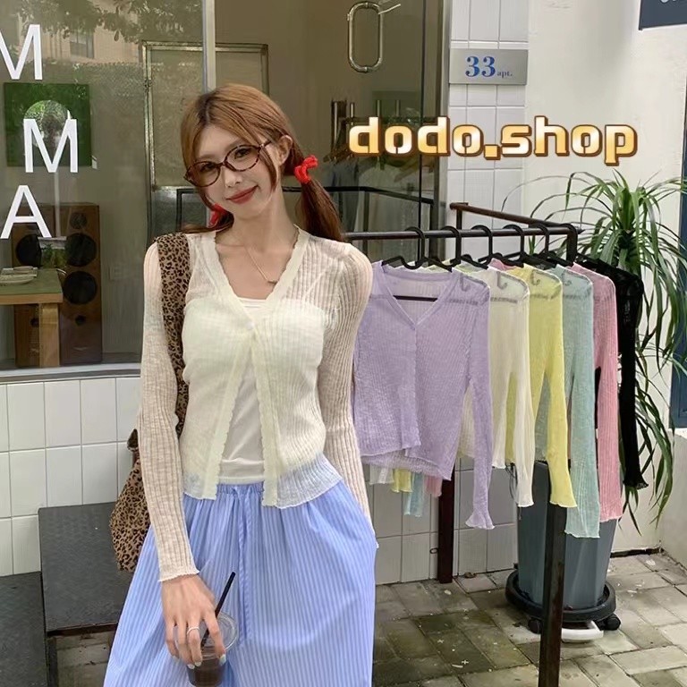 DODO⭐️พร้อมส่ง⭐️เสื้อไหมพรมคลุมแขนยาวผ้าบางนิ่มใส่สบาย ดีเทลกระดุมเม็ดเดียวคอวีลึกเก๋ๆ เสื้อคลุมกันแดดแขนยาว(70068)