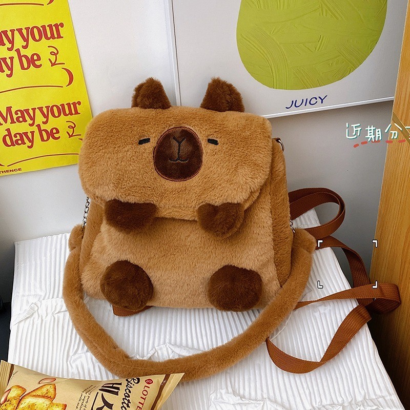 กระเป๋าเป้สะพายหลังตุ๊กตา Capibala น่ารัก Ins ใหม่สาวหัวใจโง่น่ารัก Capybara นักศึกษาวิทยาลัยกระเป๋าสะพายข้างอุปกรณ์ต่อพ่วงแฟชั่น