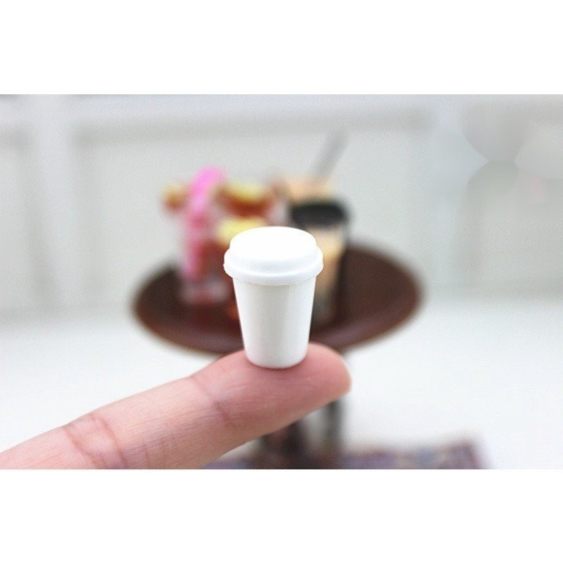 กระเป๋าบ้านตุ๊กตามินิ ซื้อกลับบ้าน กาแฟถ้วยที่ว่างเปล่าสีดําสีขาวขนาดเล็กอาหารเล่นฉากรุ่นอุปกรณ์เสริมยิงอุปกรณ์ประกอบฉากไวน์ของเล่นเด็กทําเองของข