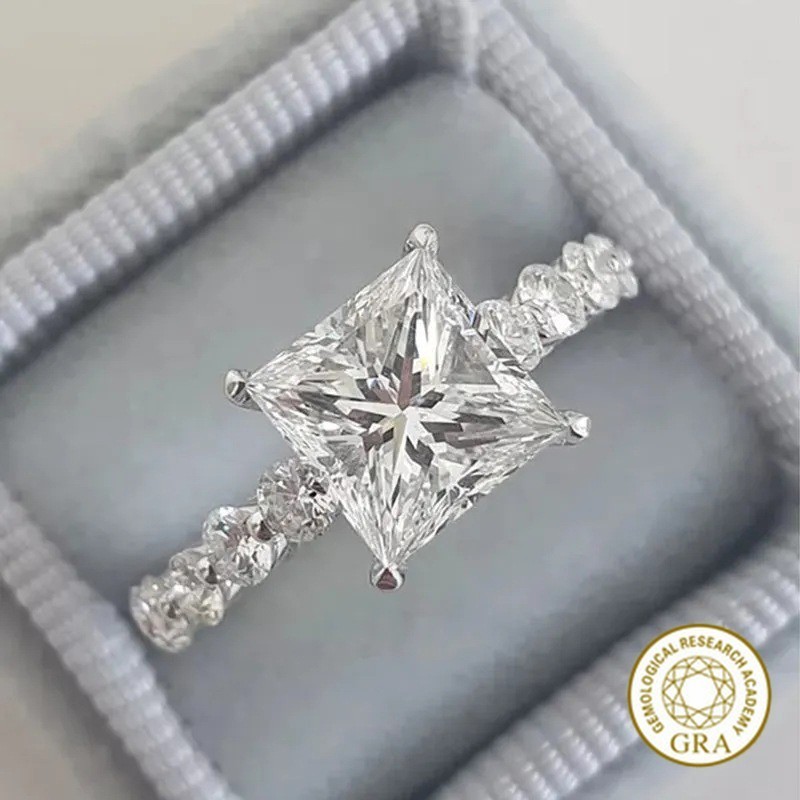 [ใบรับรอง Gra ฟรี] แหวนหมั้น Moissanite ทรงสี่เหลี่ยมใหม่ขั้นสูงหรูหรา