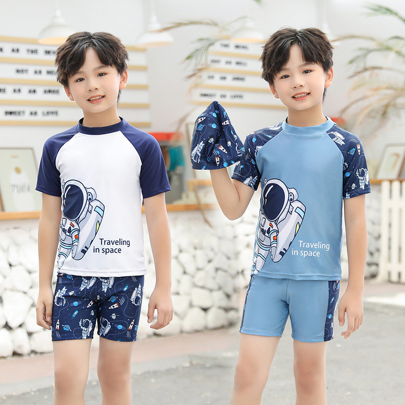 เด็กชายตัวเล็กชุดว่ายน้ําสองชิ้นชุดชายหาดสวมใส่เด็กวันหยุดชุดว่ายน้ําการ์ตูนน่ารักสีฟ้านักบินอวกาศกลางเด็กแห้งเร็ว