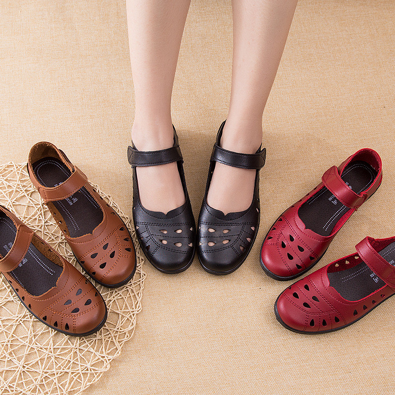 Cadia Baotou Hollow Soft-Soled รองเท้าแม่รองเท้าเดียวฤดูใบไม้ผลิสบายแบนรองเท้าผู้หญิงรองเท้าหนังกลางอายุผู้สูงอายุสไตล์ใหม่
