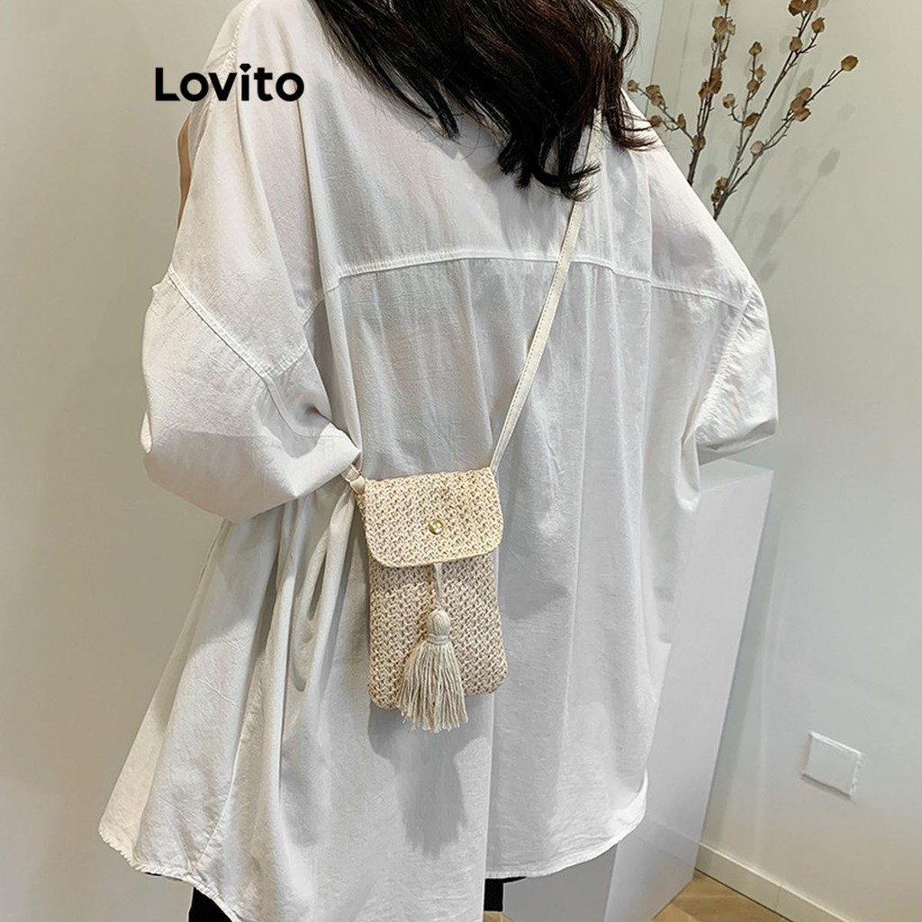 Lovito กระเป๋าโทรศัพท์มือถือวันหยุดธรรมดาแบบลําลองพร้อมกระเป๋าเสน่ห์พู่ฟางสําหรับผู้หญิง  LFA65035