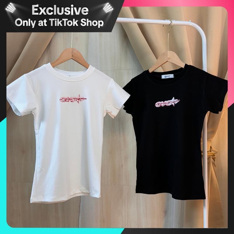 เสื้อยืดคอกลมแขนสั้นเข้ารูป ผ้ายืดยูนิ สกรีนลายกลางอก  ทรงสวย ผ้าใส่สบาย สาวอวบใส่ได้