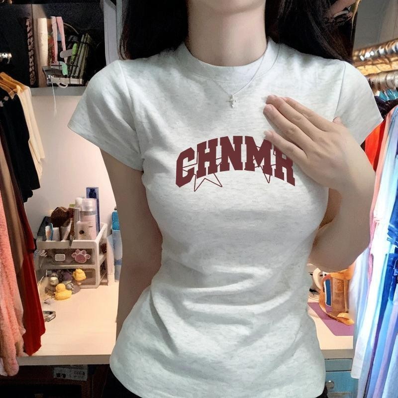 เสื้อยืดแขนสั้น ทรงสลิม แฟชั่นเรียบง่าย พิมพ์ลายตัวอักษร ท็อป สำหรับผู้หญิง - รูปที่ 2