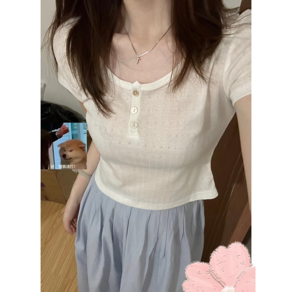 Bm Three-Button White Hollow-out Shoulder Top ผู้หญิงฤดูร้อน Pure Desire สไตล์ Slim-Fit สั้นผ้าฝ้าย 