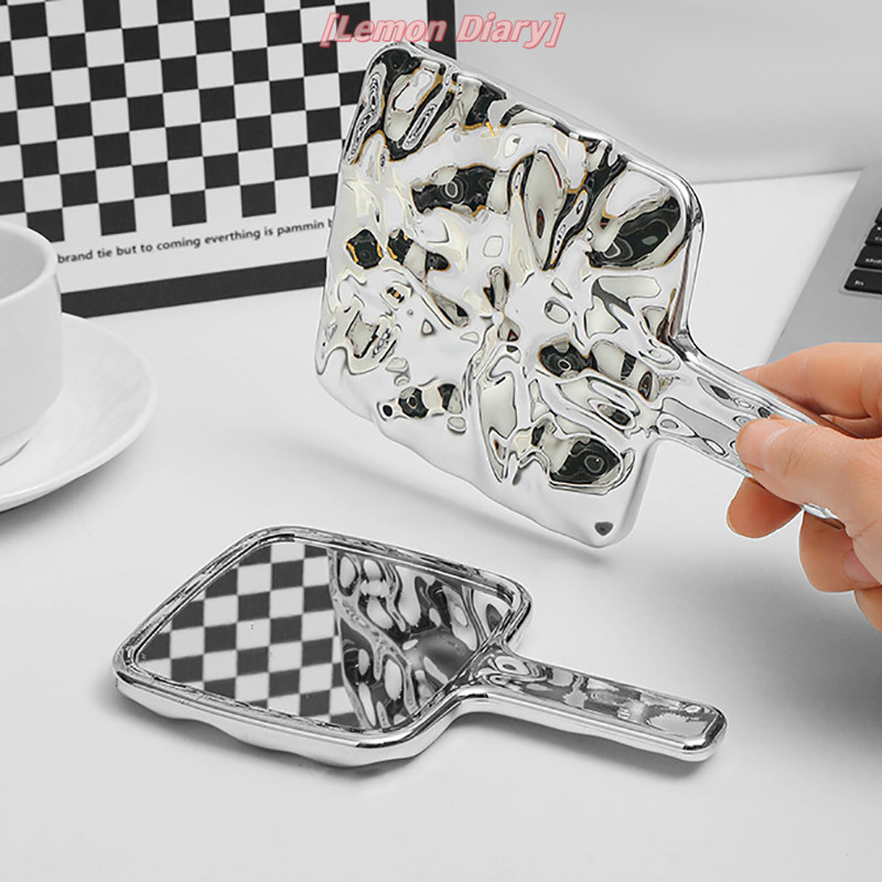 แอลดี| Liquid Shape Square Mirror Hand-Held Desktop Cosmetic กระจกแต่งหน้าแบบพกพา Travel Retro Style Beauty Mirror สําหรับกระเป๋าถือใหม่