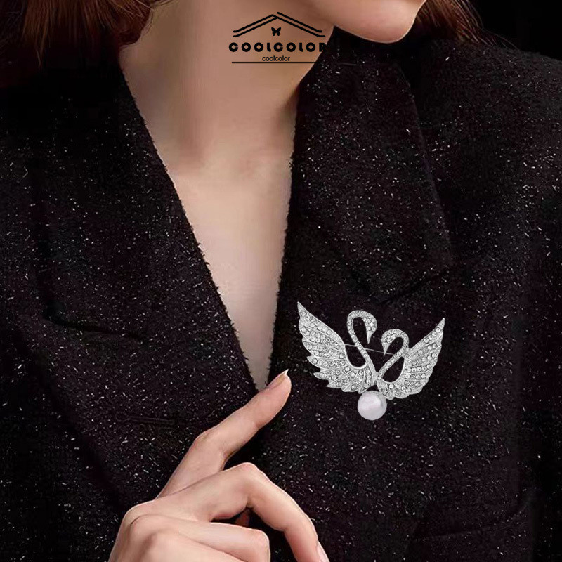 ในไทย💖เข็มกลัด รูปหงส์ ประดับไข่มุก พลอยเทียม ฝังเพชร หรูหรา แฟชั่นเกาหลี เครื่องประดับ สําหรับผู้หญิง DIYประดับ