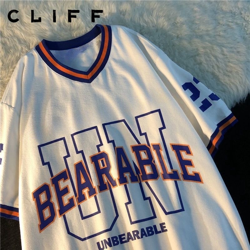 CLIFF-COD✅ เสื้อยืดผู้ชาย ลําลอง คอวี สไตล์อเมริกันเรโทร สําหรับผู้ชาย และคู่รัก พิมพ์ตัวอักษรตัวเลข