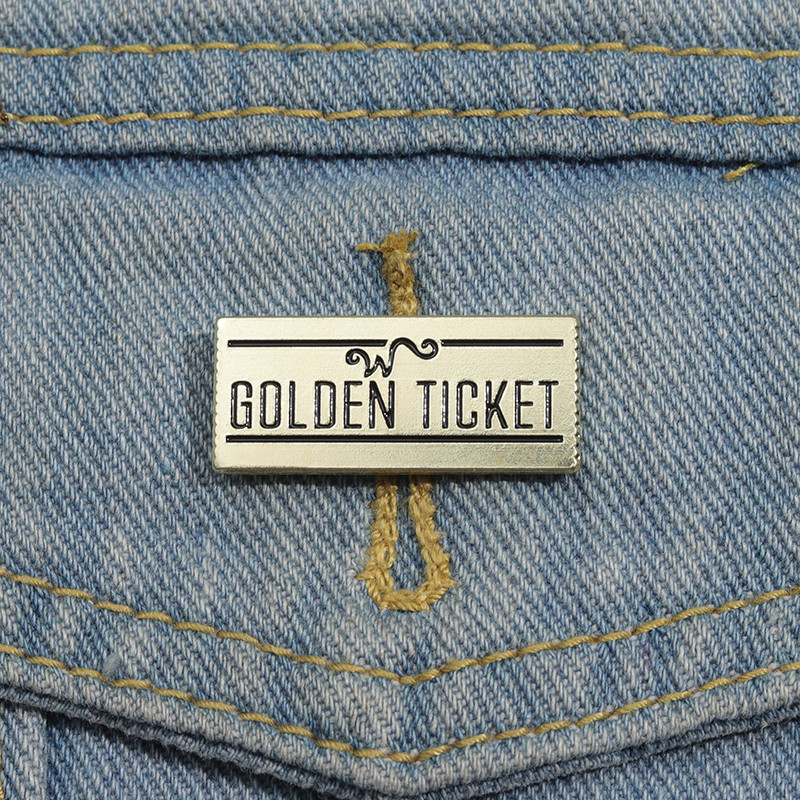 ภาพยนตร์ Charlie และ The Chocolate Factory เข็มกลัดการ์ตูน Wonka Chocolate Gold Ticket ป้ายโลหะเสื้อผ้าอุปกรณ์เสริมเครื่องประดับของขวัญ
