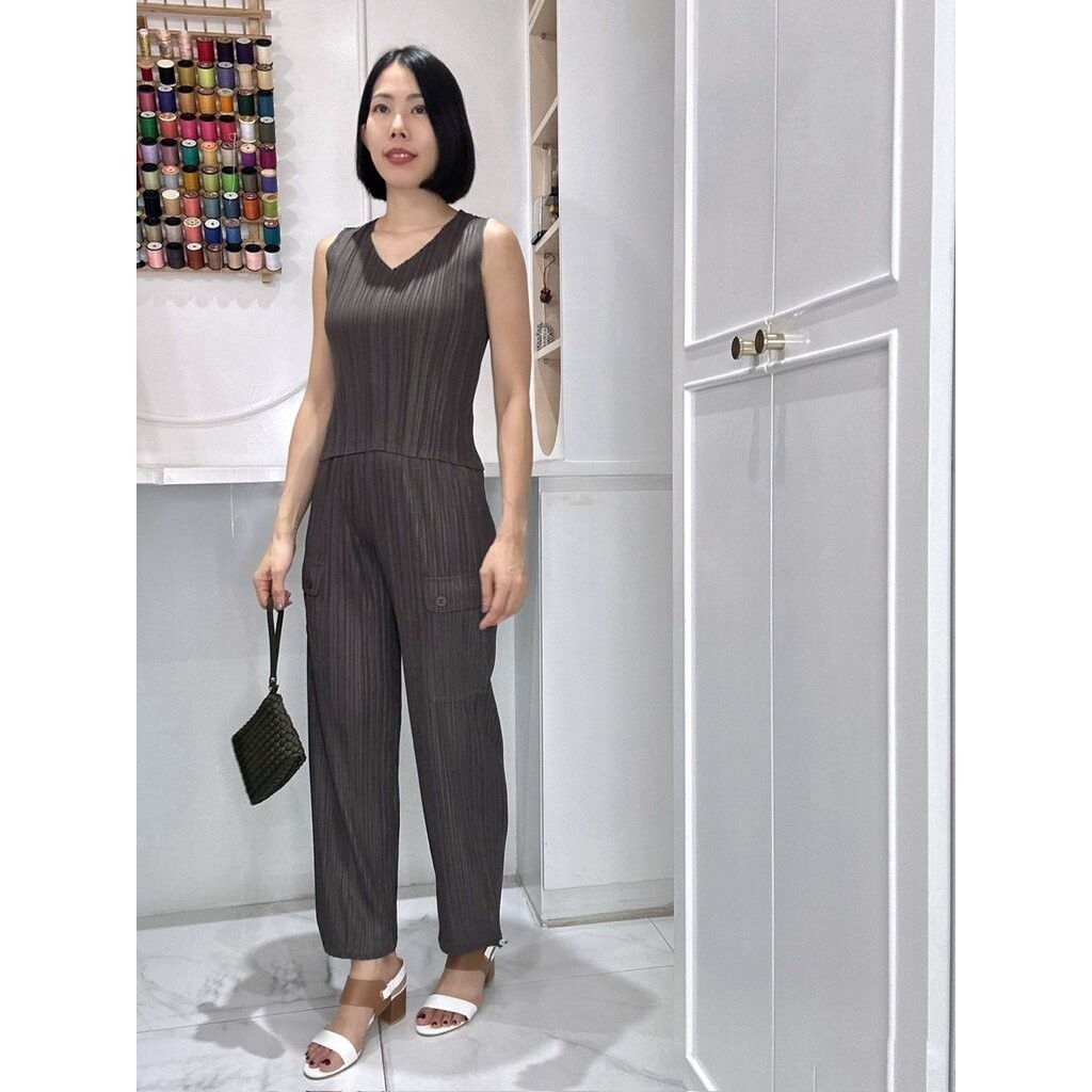 กก ยาว 36.5นิ้ว 2MUAY รุ่น GJO7739-9 / GJO5361 เซ็ตพลีทคุณภาพ SLEEVELESS V NECK CROP TOP WITH CARGO 