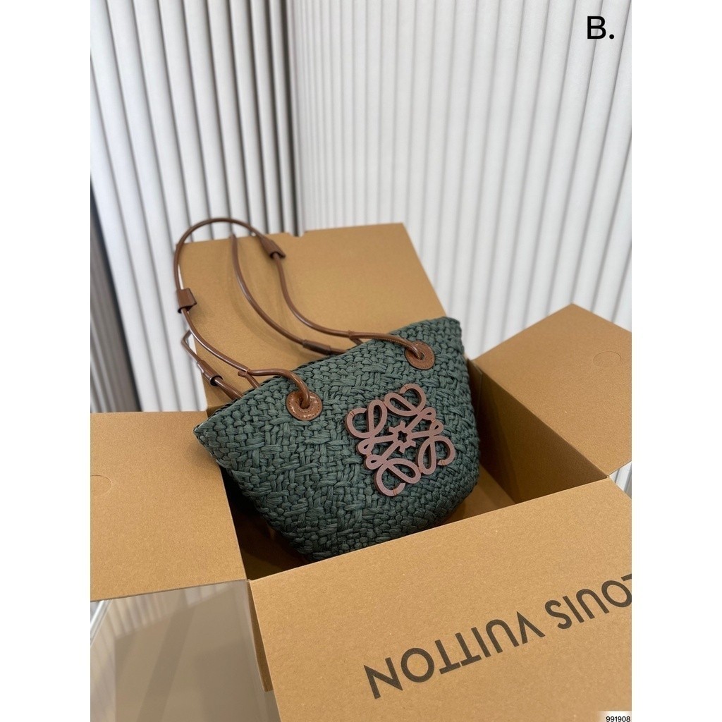 กระเป๋าถือ Mini Anagram Basket Loe Straw