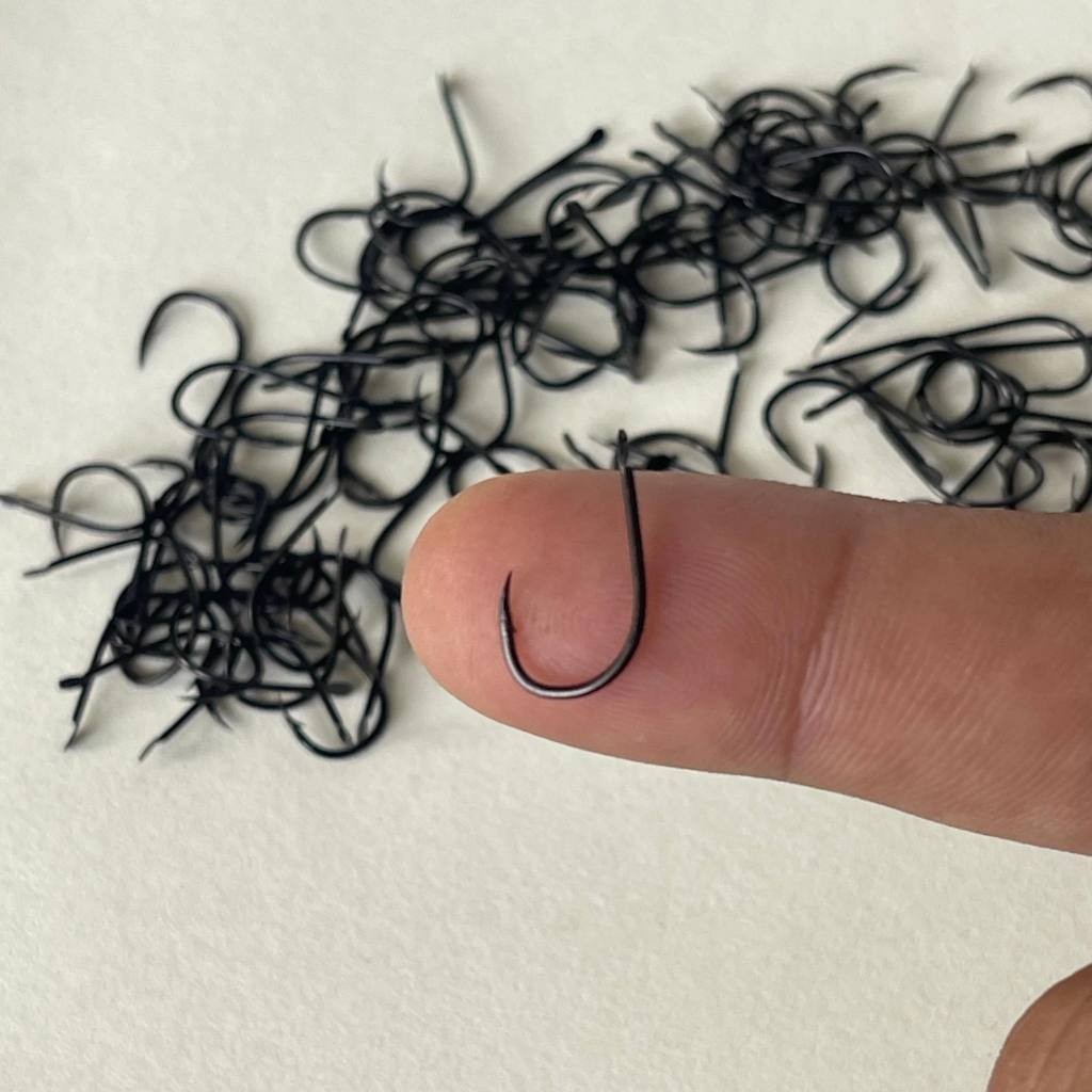 【จัดส่งทันที】100 ชิ้น  ตัวเบ็ดคม ทรงจินุสีดำ มีเงี่ยง ก้นแบนหน้าบิด รุ่น คมแข็ง2X  รับประกันคุณภาพทุกตัว เกษรคมมาก - รูปที่ 2