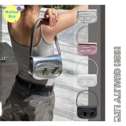 Niche Design 2024 สินค้าใหม่ One-Shoulder Messenger Underarm Jingle กระเป๋าแฟชั่นแบบพกพาสไตล์สาวร้อนเงินกระเป๋าสี่เหลี่ยมเล็กหญิง