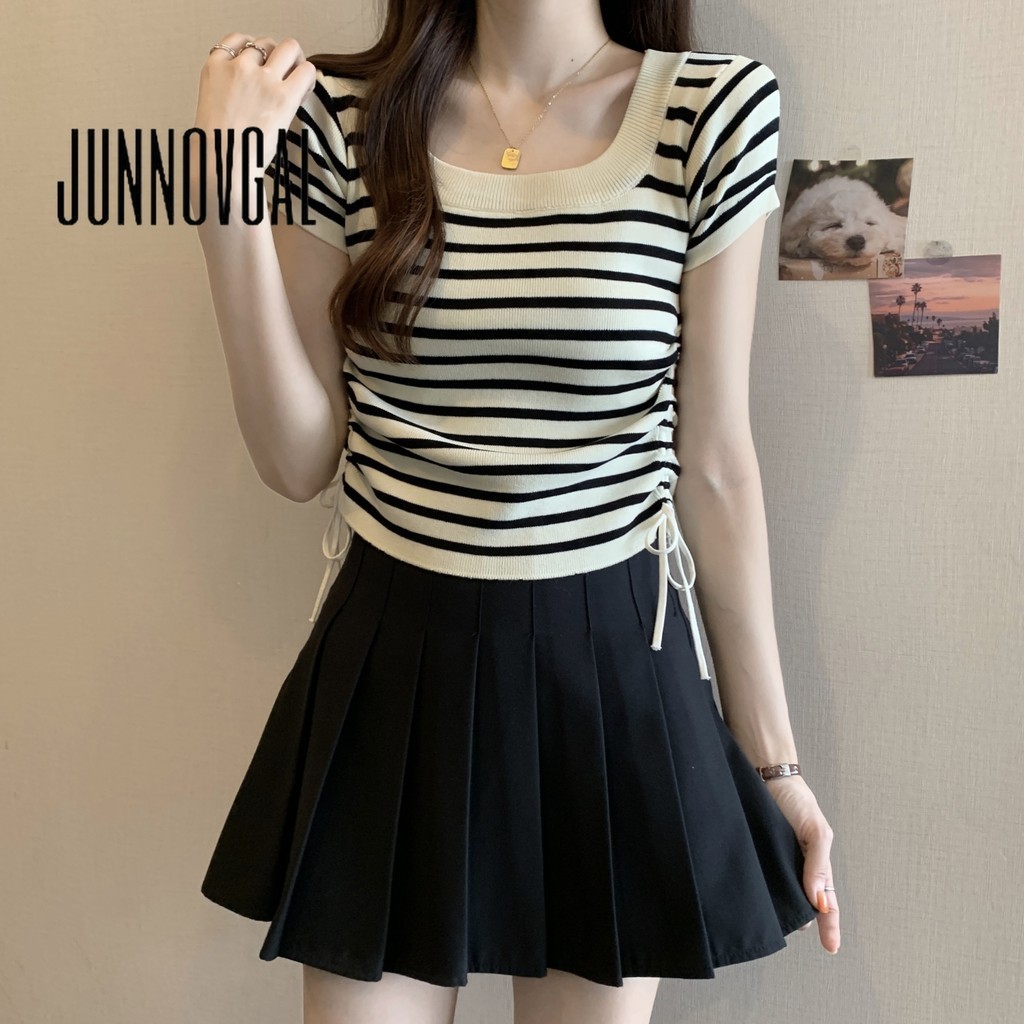 Junnovgal เสื้อยืดผู้หญิงถักแขนสั้นสีตัดกันลายคอเหลี่ยม 2024 สไตล์ใหม่