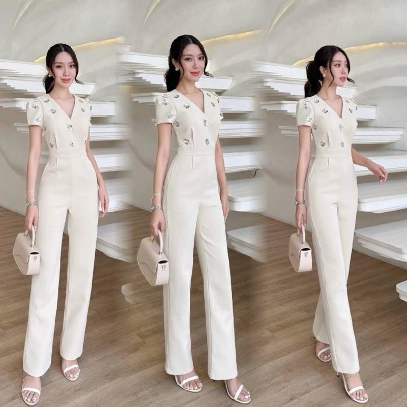 NN. (พร้อมส่ง) Rattana111 •จั้มสูทกางเกงขายาว สีครีม แต่งดอกไม้ มีความเรียบหรูดูแพง NN..closet