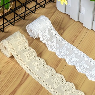 1 หลาของลูกไม้สีขาวและครีมหรูหราตัดด้วยเย็บปักถักร้อยผีเสื้อ…