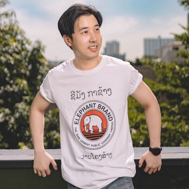 เสื้อยืดสีขาว ลายโลโก้ปูนตราช้าง ภาษาลาว เสื้อยืดพิมพ์ลาย S-5XL