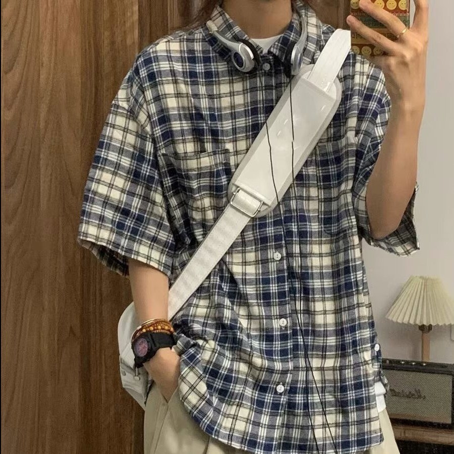 เสื้อเชิ้ตแขนสั้นลายตารางหมากรุกผู้ชายฤดูร้อนใหม่สไตล์ฮ่องกงสไตล์ญี่ปุ่นออกแบบครึ่งแขนเสื้อคู่หลวมและอเนกประสงค์ด้านบน