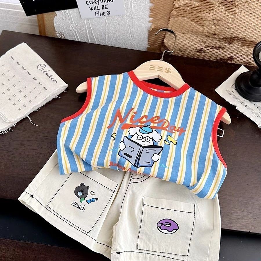 ชุดลายทางแนวตั้ง 2024 พิมพ์ลายน่ารัก + กางเกงขาสั้นสําหรับเด็กผู้ชาย ชุดสองชิ้น