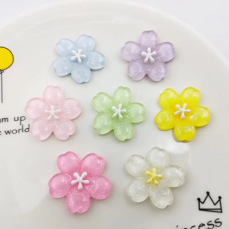 100 ชิ้นในสต็อก อุปกรณ์ DIY เคสโทรศัพท์ครีม คลิปผม ดอกไม้ห้ากลีบโปร่งใส วัสดุตกแต่งซากุระ