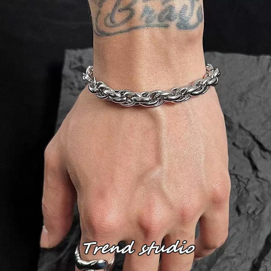 สร้อยข้อมือแบบเกลียวบิดมีสไตล์ การออกแบบที่คดเคี้ยวหลายชั้นสามมิติมาก ทำจากสแตนเลส มีหลายสไตล์ให้เลือก พร้อมส่งจากไทย