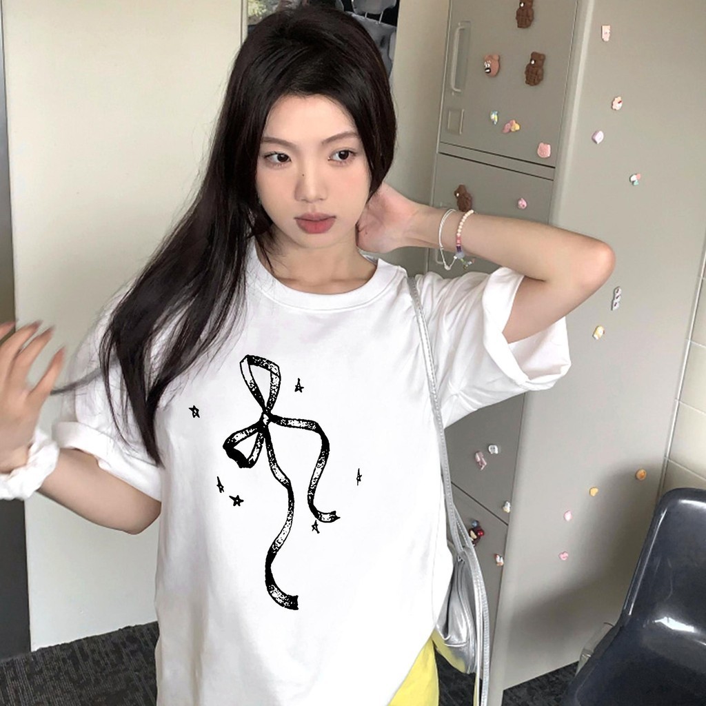 Basiเสื้อยืดผู้หญิง แขนสั้น คอกลม Oversize ผ้าฝ้ายไม่ยืดไม่ย้วย ลาย "BOW1074" โคตรนิ่มใส่สบาย S-3XL