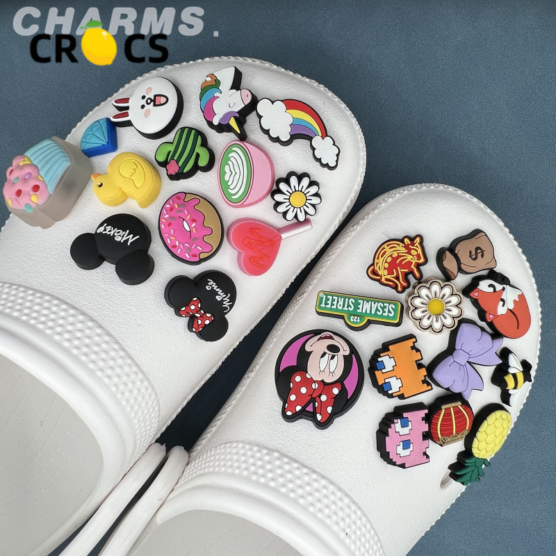 ใหม่ อุปกรณ์เสริมหัวเข็มขัด รูปดอกไม้ สําหรับตกแต่งรองเท้า Crocs DIY