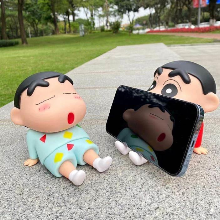 สถานที่ท้องถิ่น ที่วางโทรศัพท์ Crayon Shin chan Lazypods วงเล็บคอสเพลย์อะนิเมะ COD สต็อกรูปตุ๊กตาของเล่นสําหรับของขวัญเด็กคอลเลกชันเครื่องประดับรถบ้านเค้กตกแต่ง Mobi