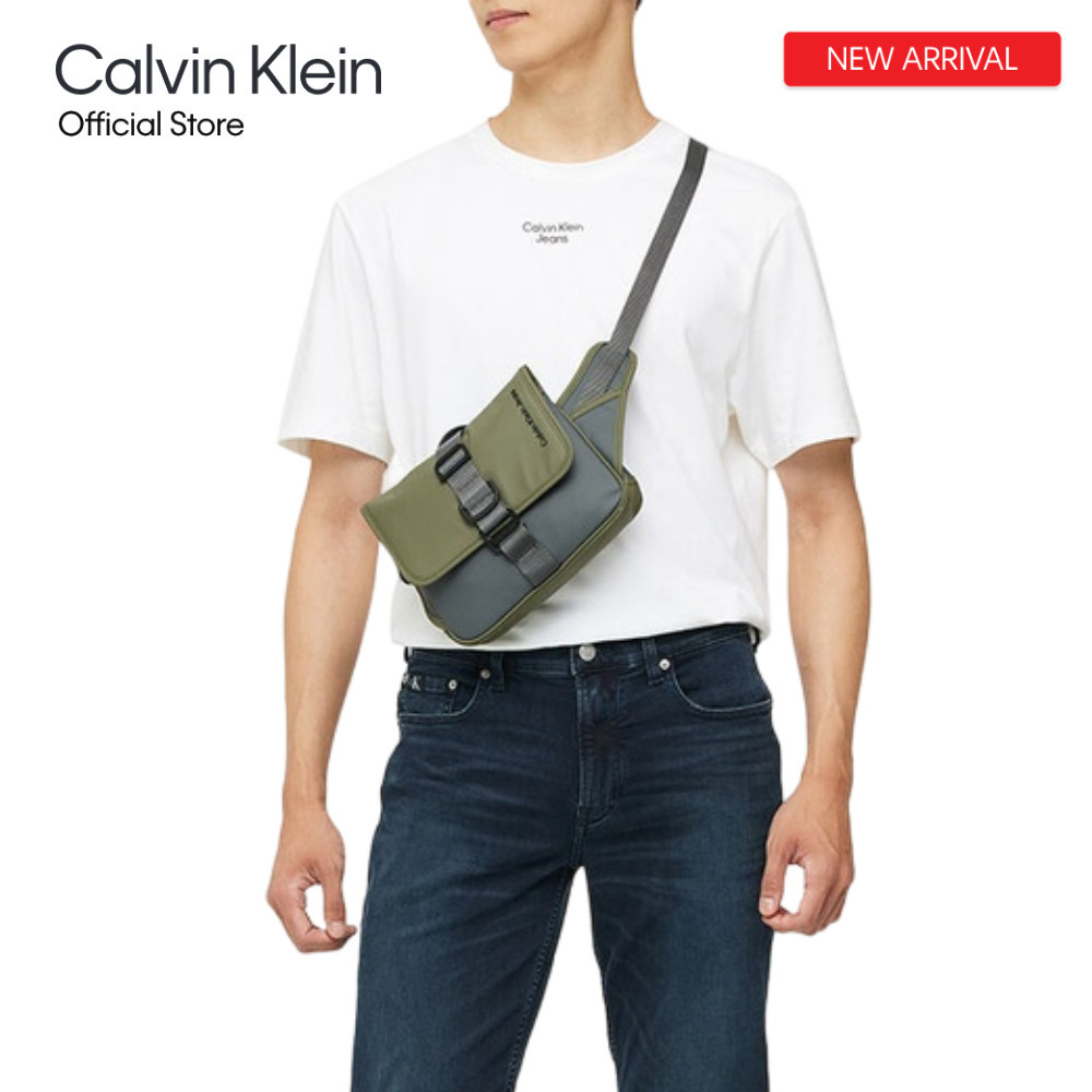 Calvin Klein กระเป๋าคาดเอวผู้ชาย รุ่น HH3834 061 ทรง Utilitarian Camera Waist Bag - สีเทา