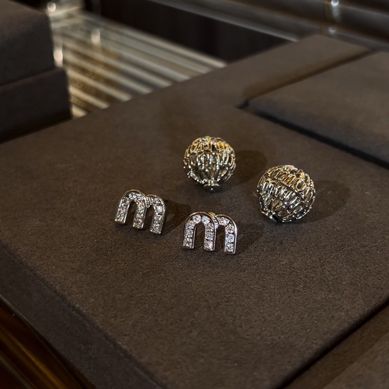 2025 One Style Two-Wear กระพริบเพชร M Letter Hollow Ball ต่างหู - รูปที่ 4