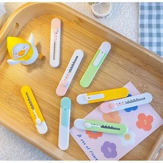 คัตเตอร์พกพาขนาดเล็ก สีแคนดี้สวยสดใส เหมาะสำหรับตัดกระดาษ พกติดตัวได้ทุกที่ ใช้งานง่าย ไม่เปลืองพื้นที่