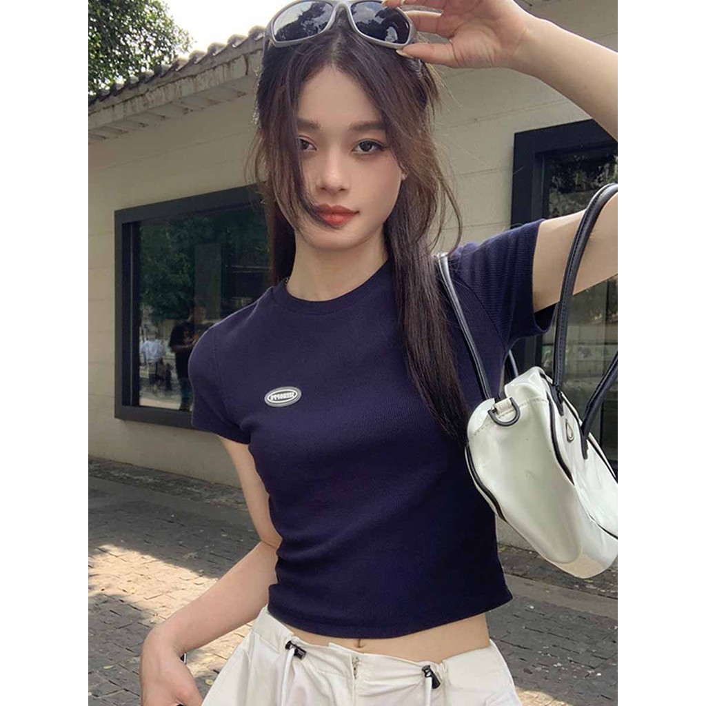 Nuziro Baby Tee - เสื้อยืดแขนสั้นพิมพ์ตัวอักษรสีน้ำเงินที่เรียบง่ายและทันสมัย #E000333