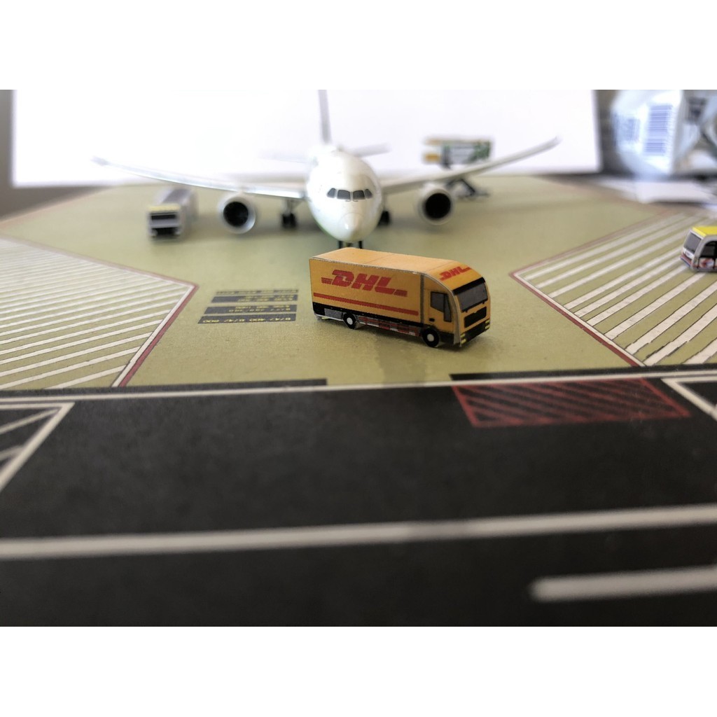 1 . 400 บริการภาคพื ้ นสนามบิน DHL Express Freight Transporter 3d หนาแข ็ ง