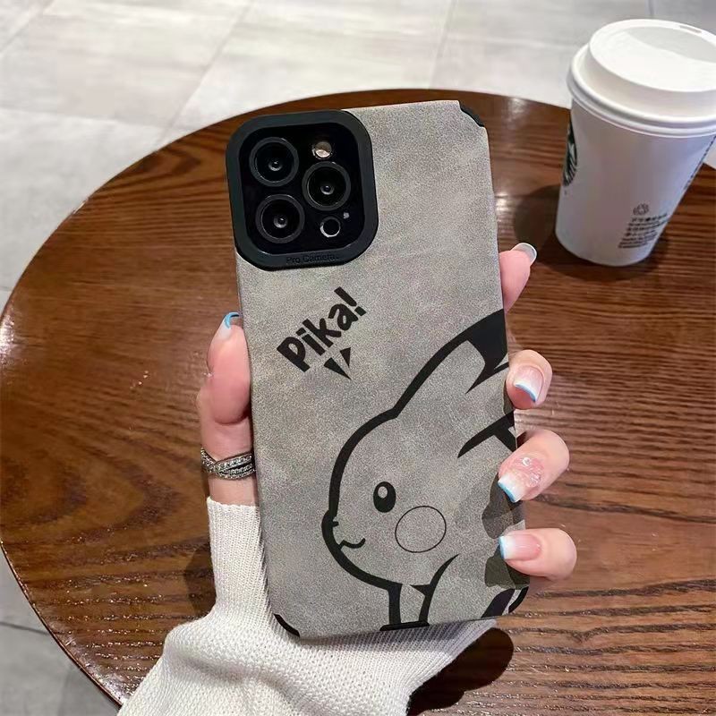 เหมาะสําหรับ Pikachu iPhone13/14promax Apple 12/11 เคสโทรศัพท์การ์ตูน 15 รวมทุกอย่าง xs Lambskin การ์ตูนน่ารัก 8plus สติกเกอร์กันกระแทกหนัง TPU รู้สึก 15promax หนังนิ่มนุ่มกรณี