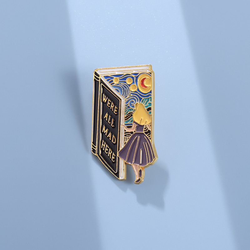 ภาพยนตร์ Alice in Wonderland เข็มกลัดหมุดโลหะภาพวาดสีน้ํามัน Starry Sky Pin เข็มกลัดป้ายศิลปะเครื่องประดับของขวัญสําหรับเพื่อน