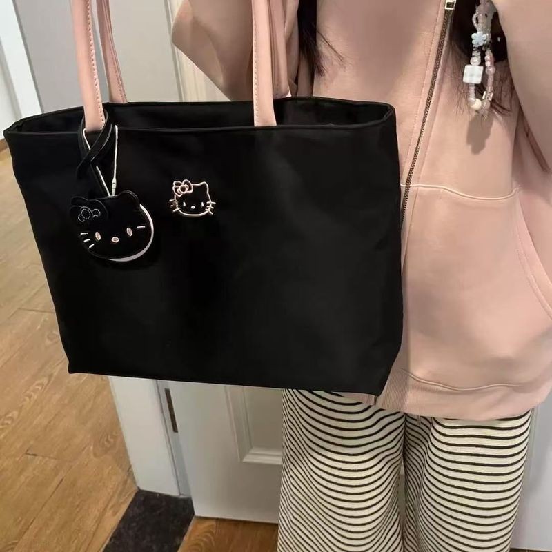 กระเป๋า โลก กระเป๋าถือแฟชั่น Hello Kitty สีดําพร้อมเครื่องประดับตัวละครน่ารักและดีไซน์อินเทรนด์