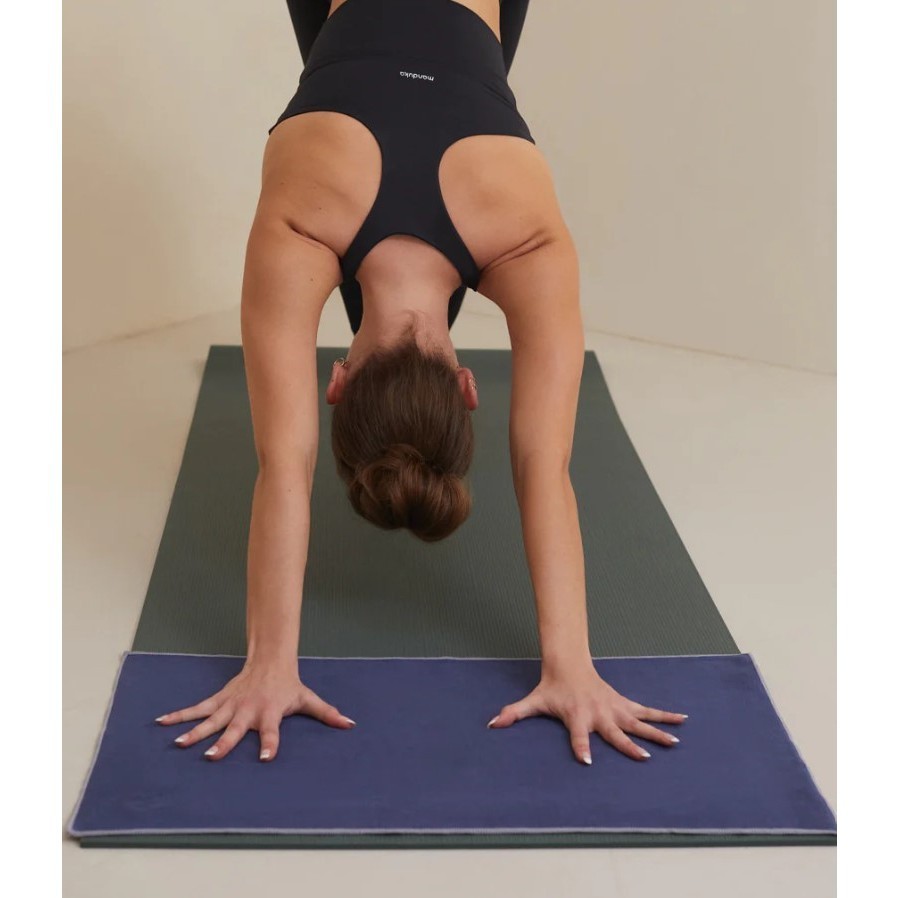 Manduka ผ้าปูทับเสื่อโยคะผืนเล็ก Manduka รุ่น eQua® Hand Yoga Towel (16")