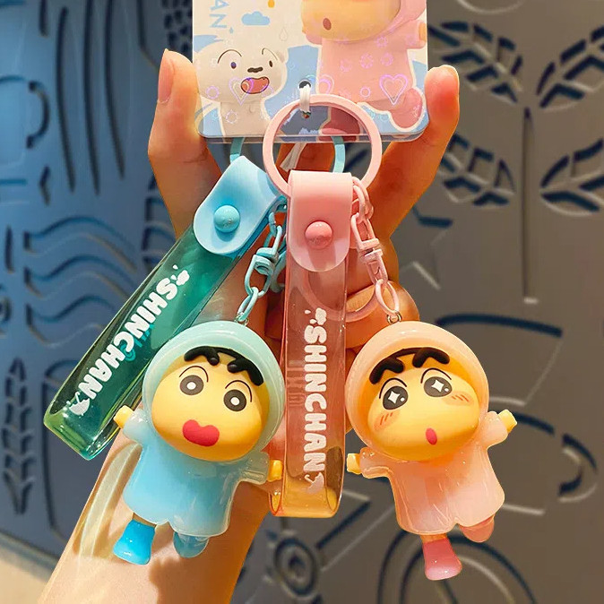 ของแท้ Crayon Shin-Chan Raincoat Series พวงกุญแจ/ตุ๊กตาการ์ตูนจี้ของขวัญคู่