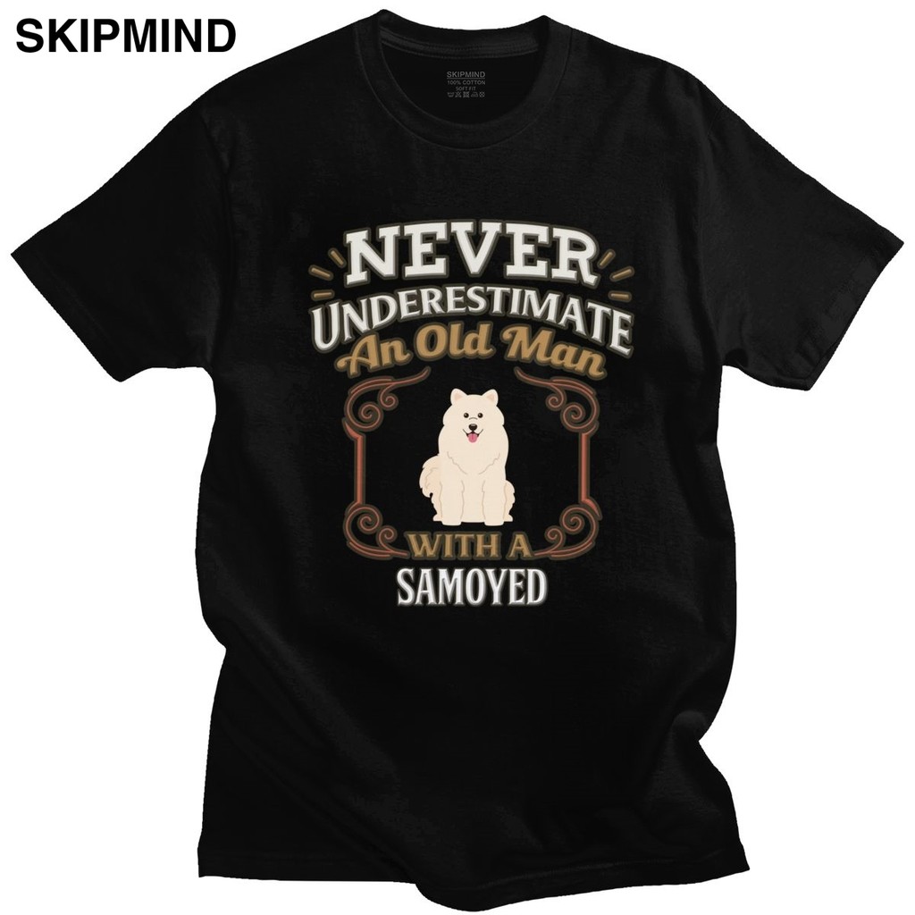 Never Under Estimate An Old Man With A Samoyed Dog T เสื้อผู้ชายผ้าฝ้ายนุ่มสไตล์เสื้อยืดแขนสั้นคําคม