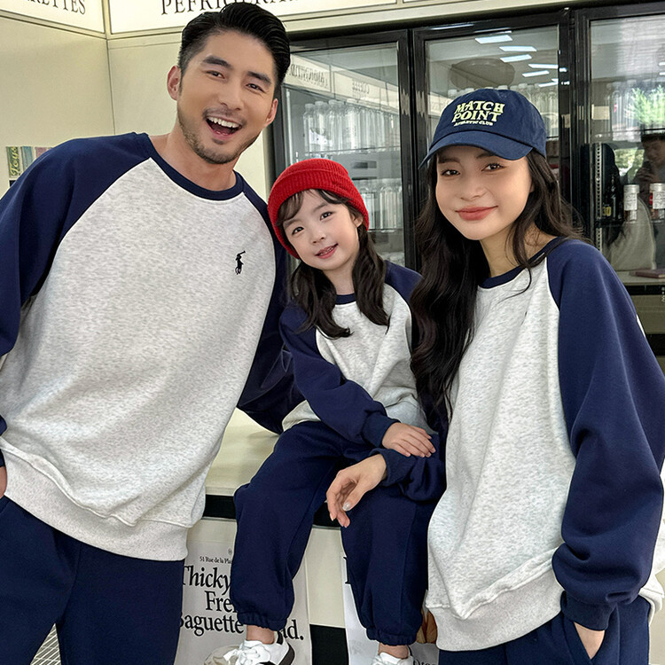 ฤดูใบไม้ร่วงฤดูหนาวสไตล์ญี่ปุ่นซับขนแกะพ่อแม่และลูกสวมเสื้อสเวตเตอร์ที่อบอุ่น, แขนแร็กแลนสีครอบครัวสามสี่ครอบครัวสวมใส่, สวมใส่คู